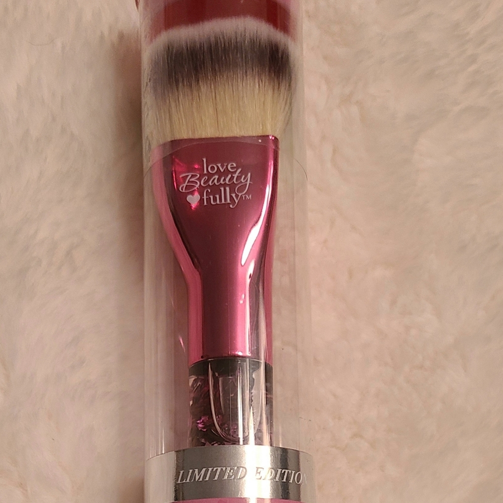 Very rare, LIMITED EDITION 2020 IT Cosmetics heart brush. Not flat